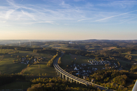 Dieses Foto entstand während eines Fotofluges über die Ortschaft Bleche (Kreis Olpe). Es zeigt die Talbrücke über der Ortschaft in einer Totalaufnahme.