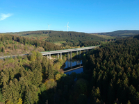 Talbrücke Landeskroner Weiher aus luftiger Höhe. Ein kreuzendes und zugleich verbindendes Element. Die Brücke verbindet Wilnsdorf und Haiger/ Burbach und bietet gleichzeitig (Wild-)-Tieren eine Möglichkeit, Lebensräume miteinander zu verbinden.