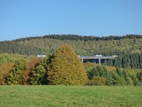 Die Talbrücke Büschergrund mitten im bunten Herbstwald