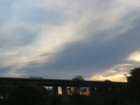 Das Bild von der Talbrücke Eisern habe ich von Obersdorf in Richtung Eisern von einer Kuhweide aus fotografiert. Durch die verschiedenen Farben durch die untergehenden Sonne hinter den Wolken erhält die Brücke jeden Tag ein neues und schönes Aussehen.