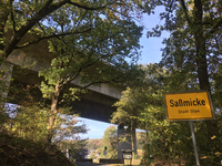 Die Talbrücke Saßmicke (A45) ist die Toreinfahrt zu unserem Dorf. Die A45 ist in den Alltag der Menschen und in die Natur eingebunden. Das Bild drängt sich nicht durch eine laute Farbigkeit oder explodierende Bearbeitung auf, noch zeigt es keine besond