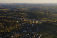 Dieses Foto entstand während eines Fotofluges über die Ortschaft Bleche (Kreis Olpe). Es zeigt die Talbrücke über der Ortschaft in einer Totalaufnahme.