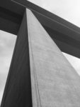 u sehen ist ein Pfeiler der Eiserfelder Brücke am 09.10.2018. Diese führt über das Siegtal in 105m Höhe. Faszinierend ist die zur Bauzeit besondere Höhe des Konstrukts. Der Pfeiler wirkt mit Eleganz, Schlichtheit, Struktur und Tragfähigkeit. Unten b