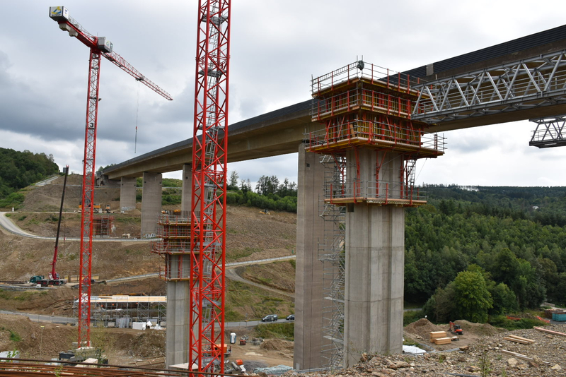 Der Bau des ersten Teilbauwerks der Talbrücke Eisern ist in vollem Gange. Diese Arbeiten werden im Oktober 2022 abgeschlossen. Dann wird das zweite Teilbauwerk gesprengt.