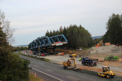 Die Nordbrücke ist insgesamt 98 Meter lang und wiegt inklusive Betonfahrbahn circa 2.900 Tonnen. Foto: IHK Siegen