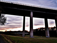 Das Bild wurde in Gerlingen zum Sonnenuntergang gemacht. Zu sehen ist die Talbrücke der A45 in der Nähe der Abfahrt Olpe-Süd. Bearbeitet wurde der Kontrast, die Schärfe, die Farbe und die Helligkeit.