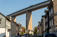 Das Foto zeigt die Siegtalbrücke aus einem Wohngebiet in Eiserfeld. Für die dort lebenden Menschen stellt die Brücke ein Teil ihres alltäglichen lebens dar. Das Foto wurde in der Grabettstraße in Eiserfeld aufgenommen.