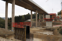 Das ist die Rälsbachtalbrücke bei Rinsdorf. Zu sehen ist die Entstehung der Pfeiler für die neue Fahrbahn der Brücke, Richtung Dortmund.