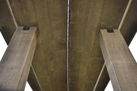 Autobahnbrücke Wintersohl von unten. Bei der Aufnahme habe ich darauf geachtet ein möglichst symmetrisches Bild zu erhalten und die Nachbearbeitung so gering wie möglich zu halten