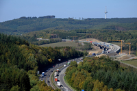 Blick auf die A 45 vom Autohof Wilnsdorf - mit Funkturm Eisernhardt, 462 Meter hoch gelegen.