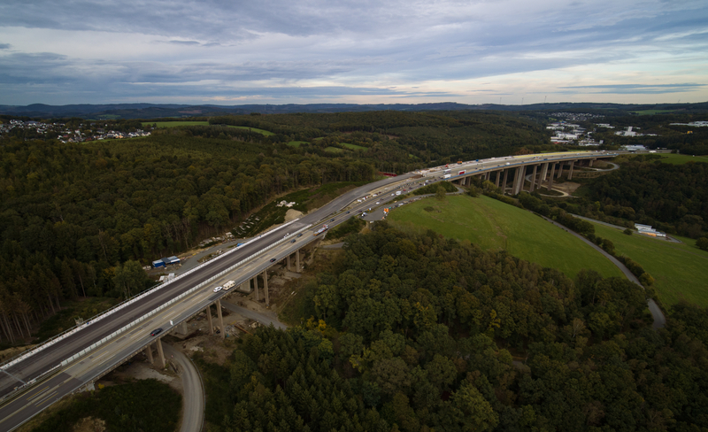 Das erste Teilbauwerk der Talbrücke Rinsdorf kann bald den Verkehr aufnehmen. 