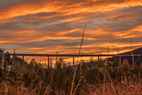Mein Foto zeigt die Siegtalbrücke bei Sonnenuntergang. Die Aufnahme ist nahe des Industriegebiets Marienhütte entstanden.