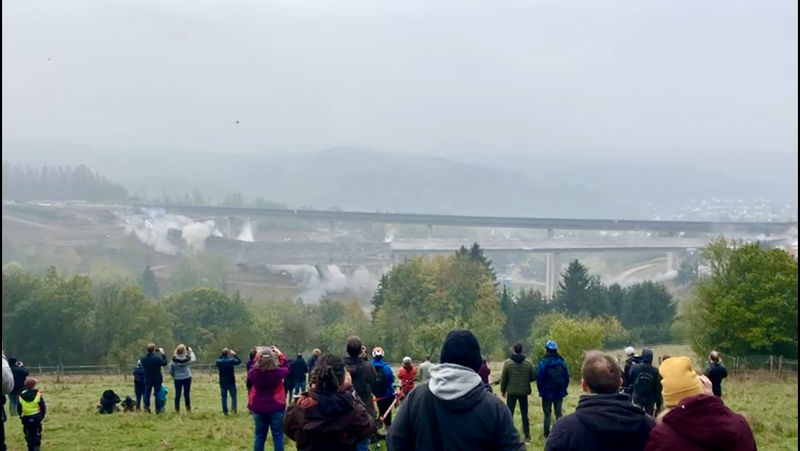 Die Sprengung der Talbrücke Eisern im Siegerland war ein echtes Spektakel für die Zuschauer. (Foto: IHK)