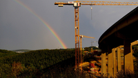 Zwischen Himmel und Erde Nach einem Schauer strahlt leuchtend schön der Regenbogen über der Rinsdorfer Brücke.